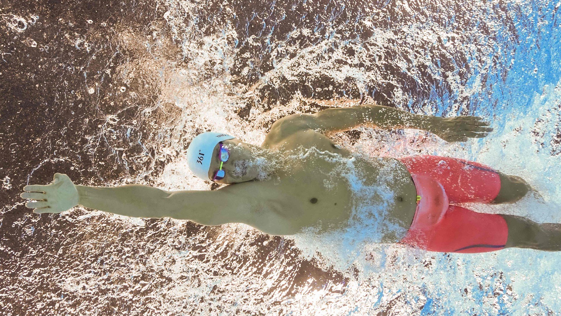 球场内外：运动员的生活与训练故事，运动员在球场训练形容词